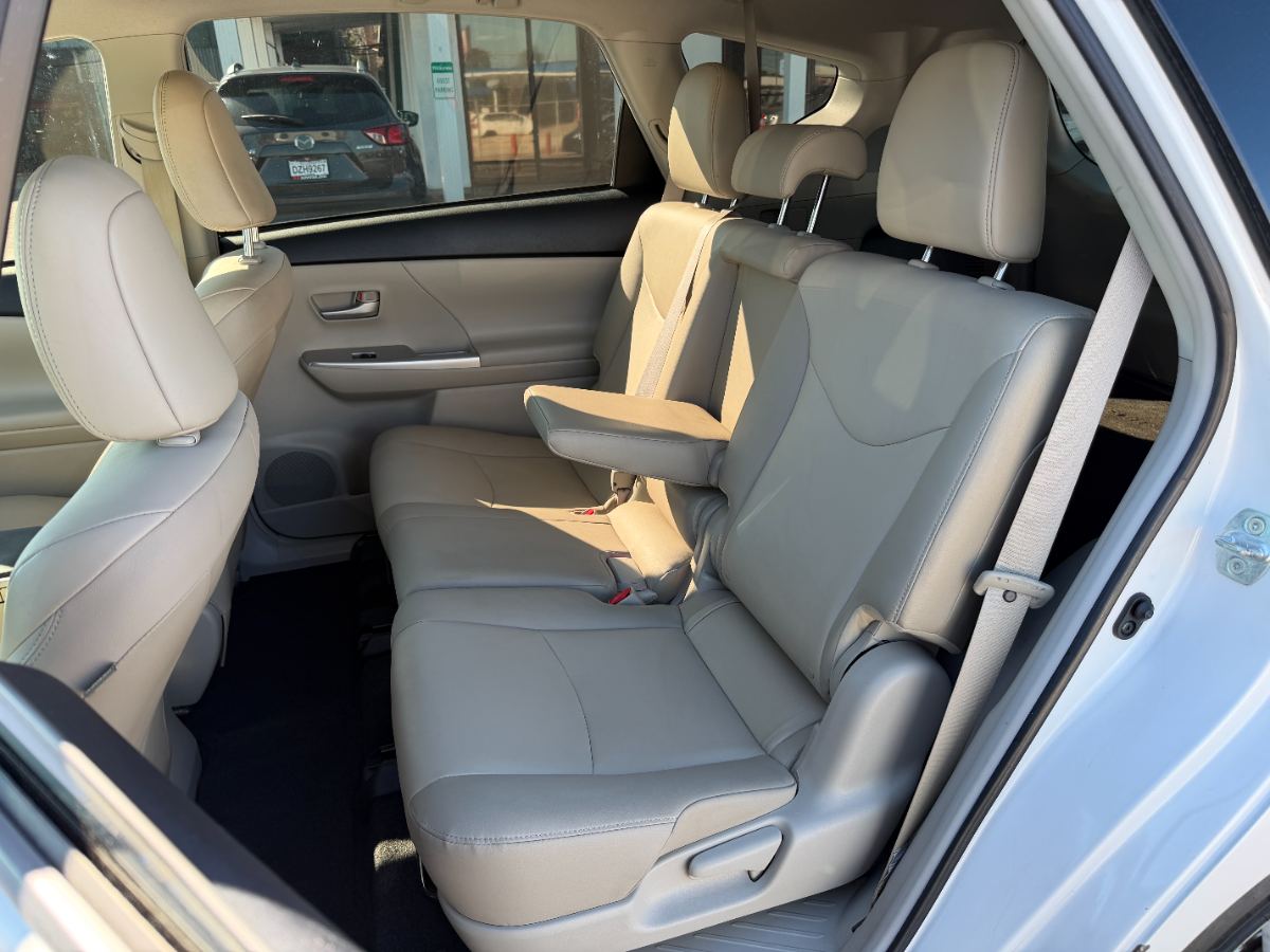 2013 Toyota Prius v photo 14