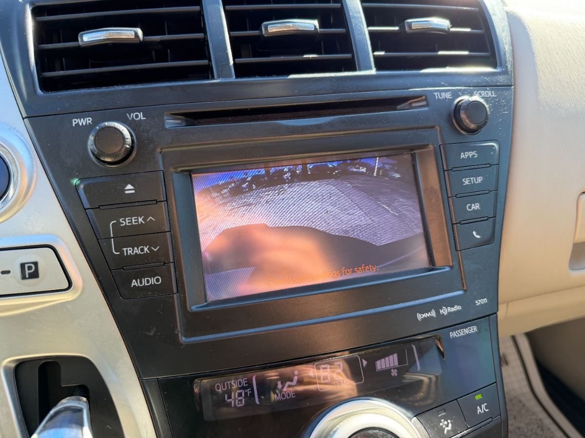 2013 Toyota Prius v photo 15