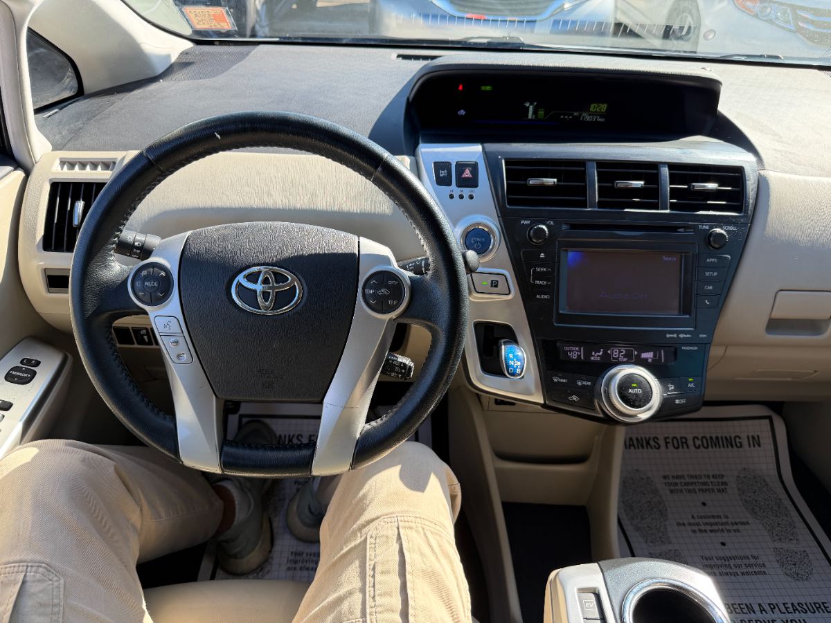 2013 Toyota Prius v photo 16