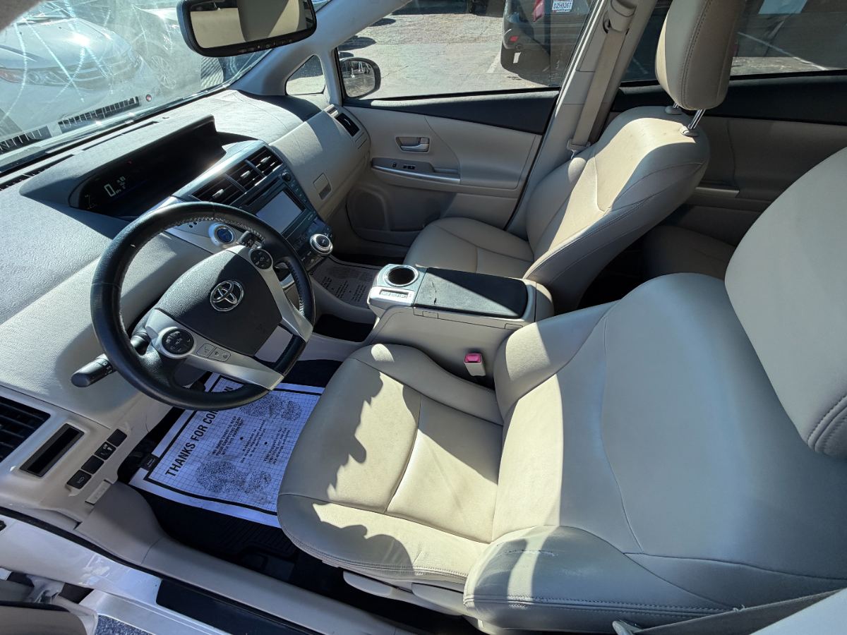 2013 Toyota Prius v photo 17