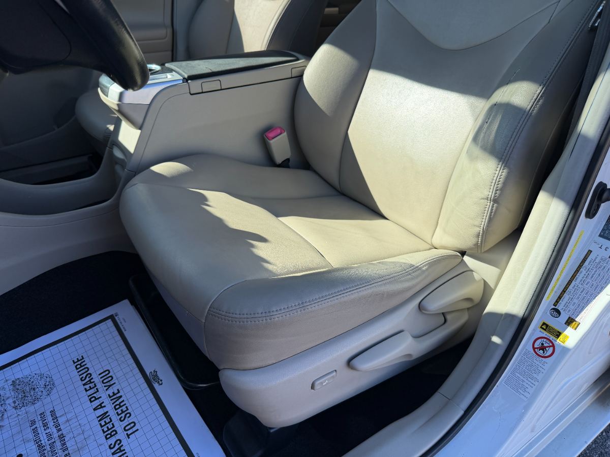2013 Toyota Prius v photo 18