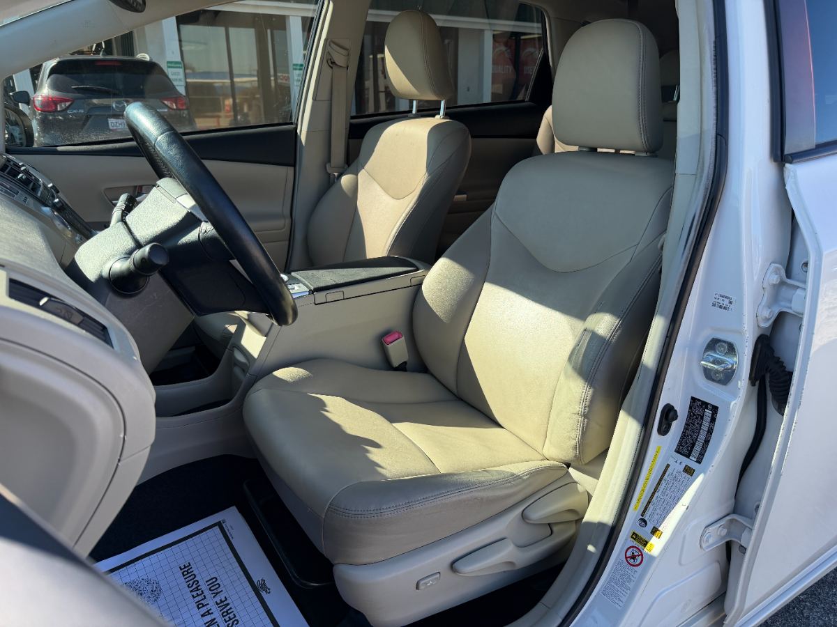 2013 Toyota Prius v photo 19