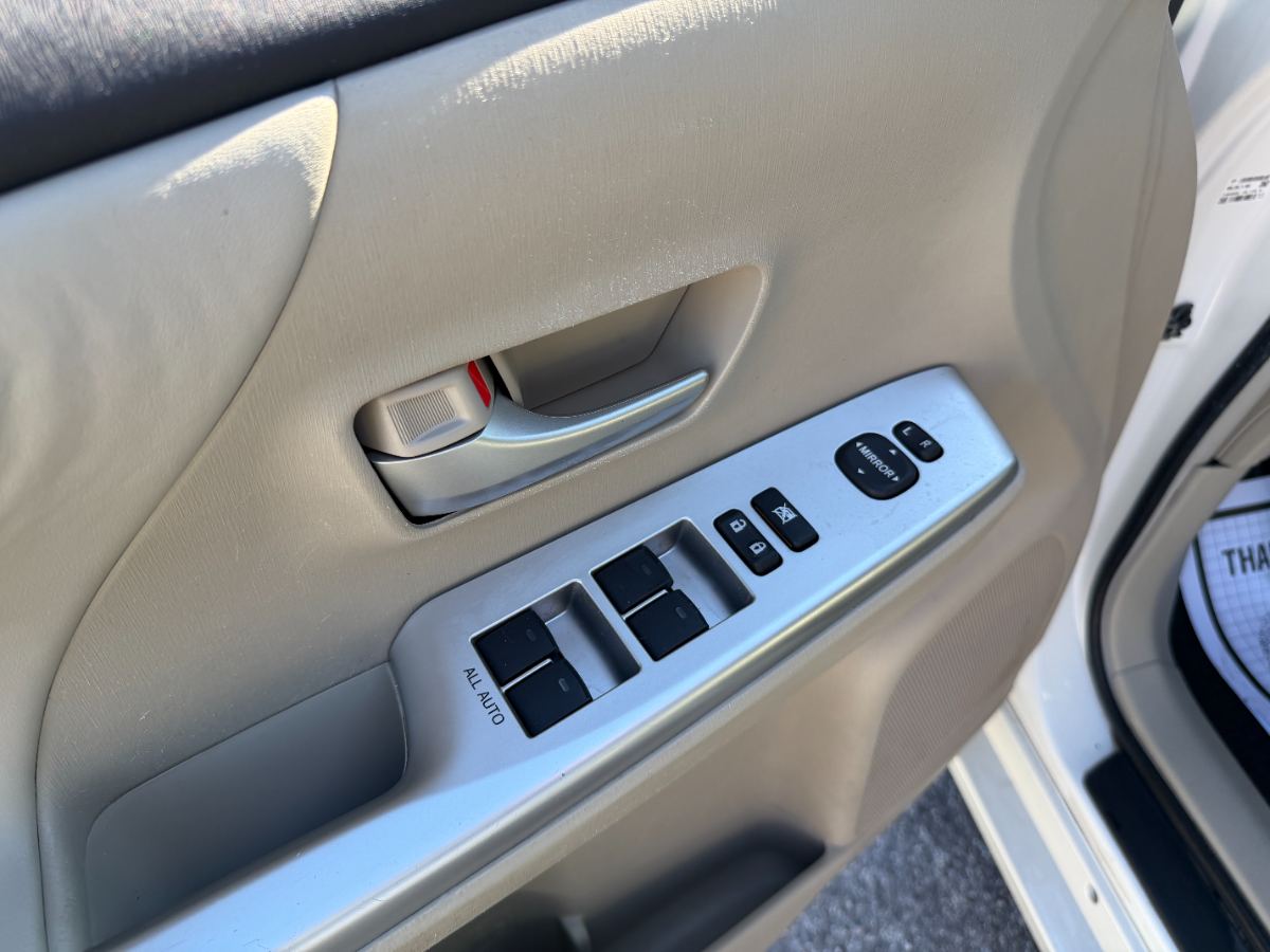 2013 Toyota Prius v photo 20