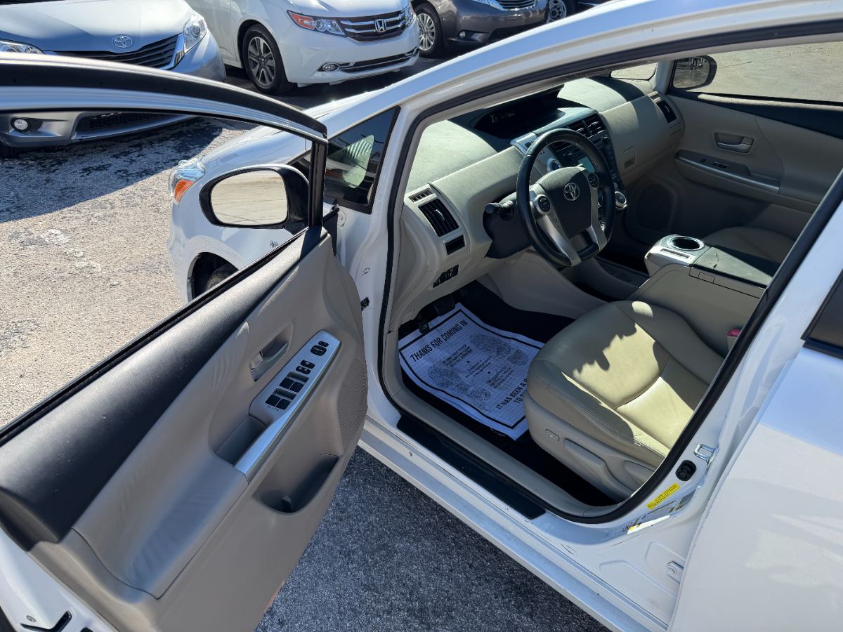 2013 Toyota Prius v photo 21