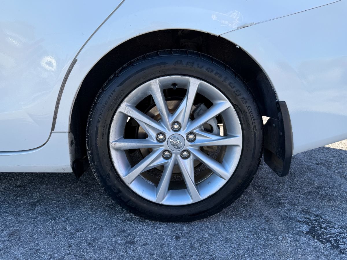 2013 Toyota Prius v photo 22