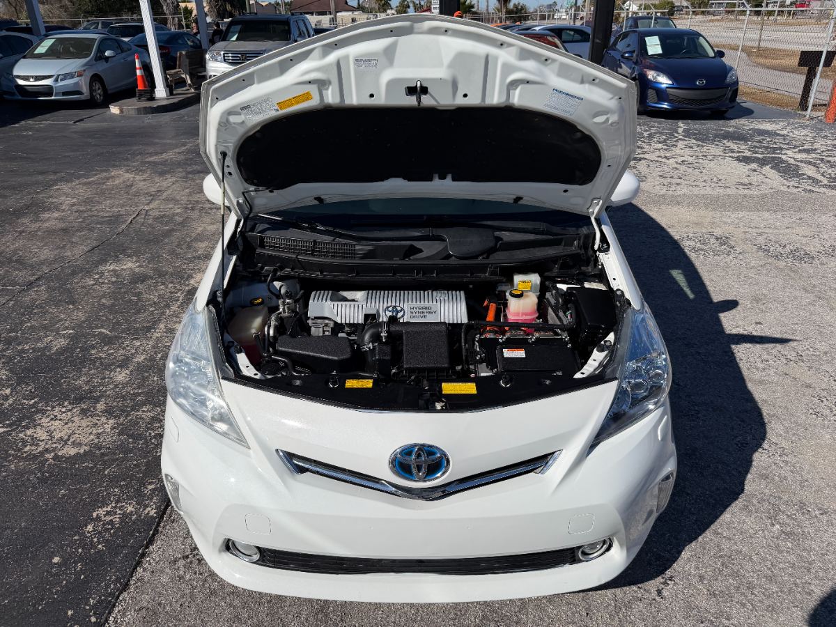 2013 Toyota Prius v photo 24