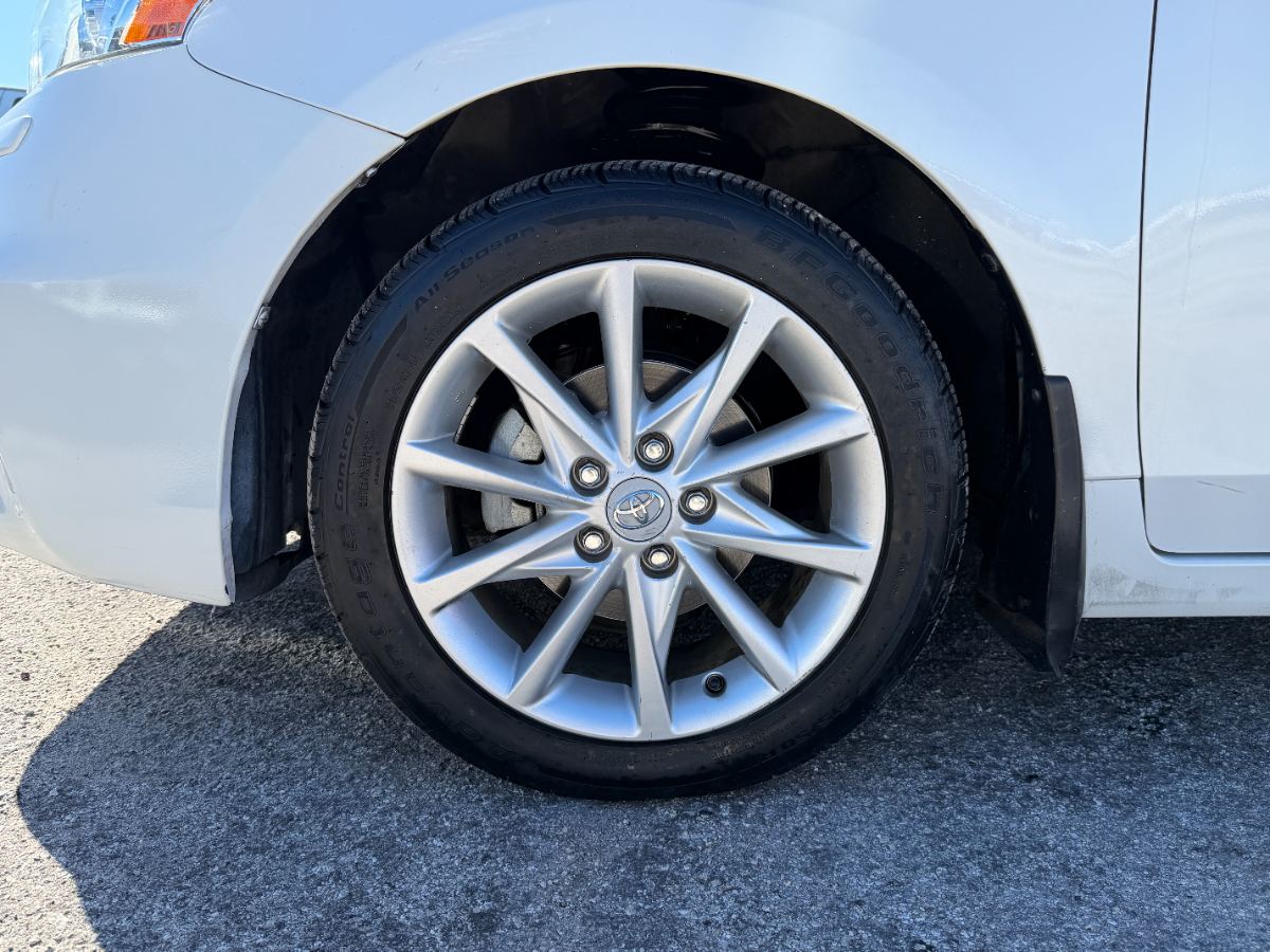 2013 Toyota Prius v photo 25