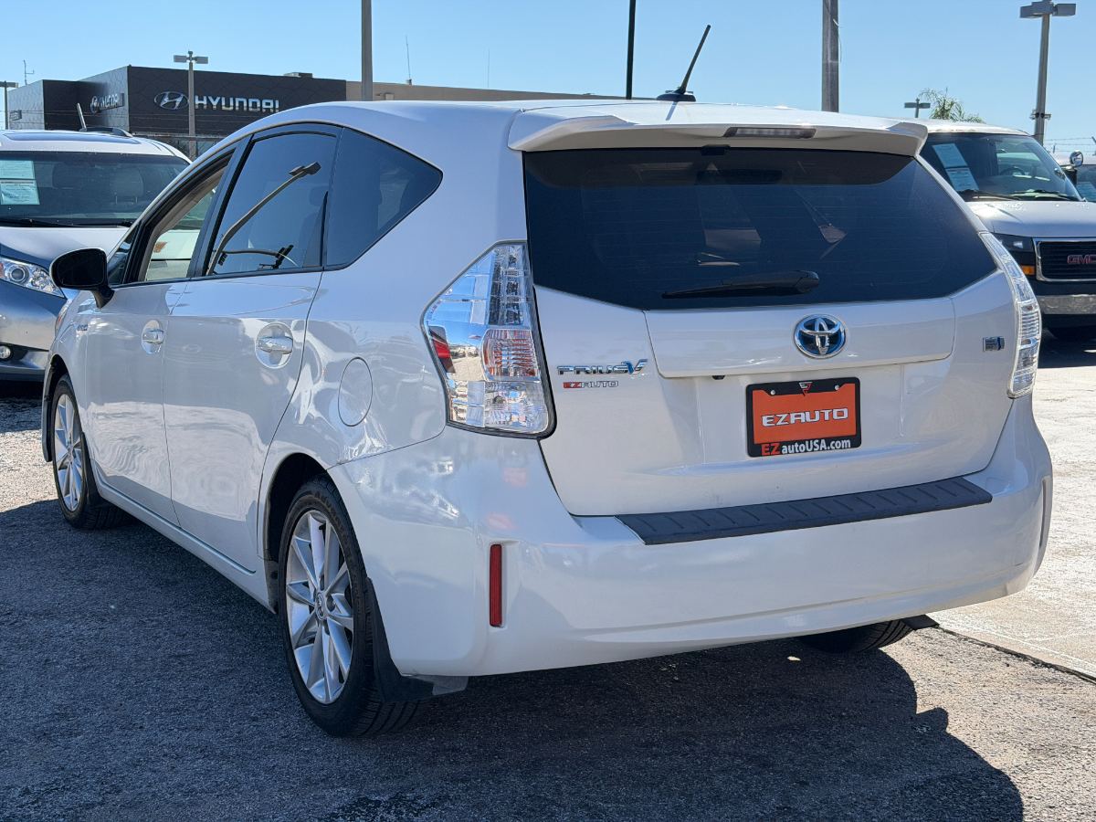 2013 Toyota Prius v photo 27