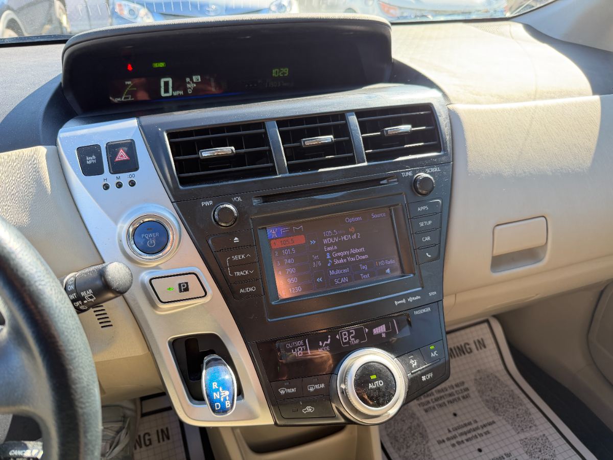 2013 Toyota Prius v photo 28