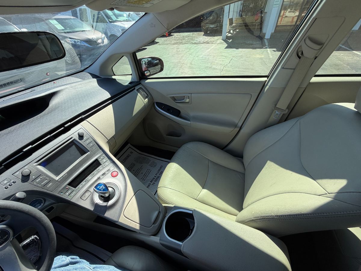 2014 Toyota Prius photo 3