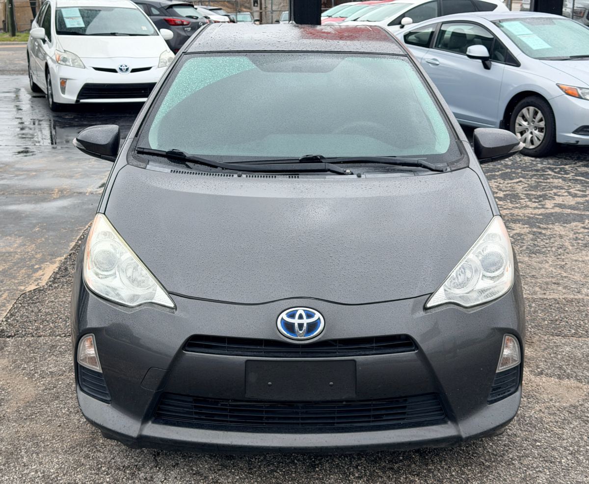2014 Toyota Prius c photo 2