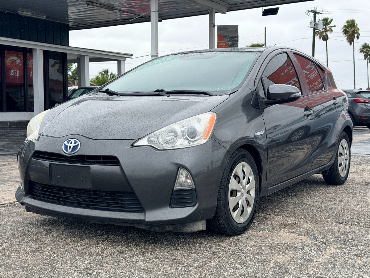 2014 Toyota Prius c photo 3