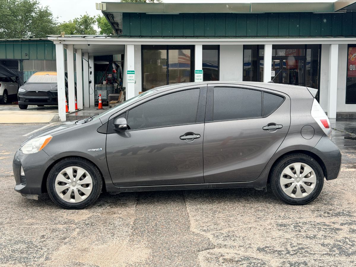 2014 Toyota Prius c photo 4