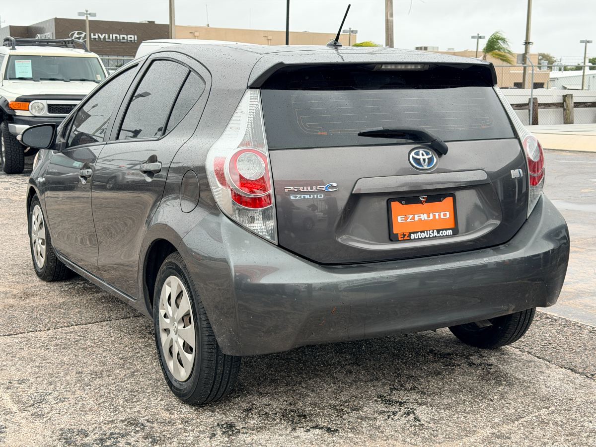 2014 Toyota Prius c photo 5