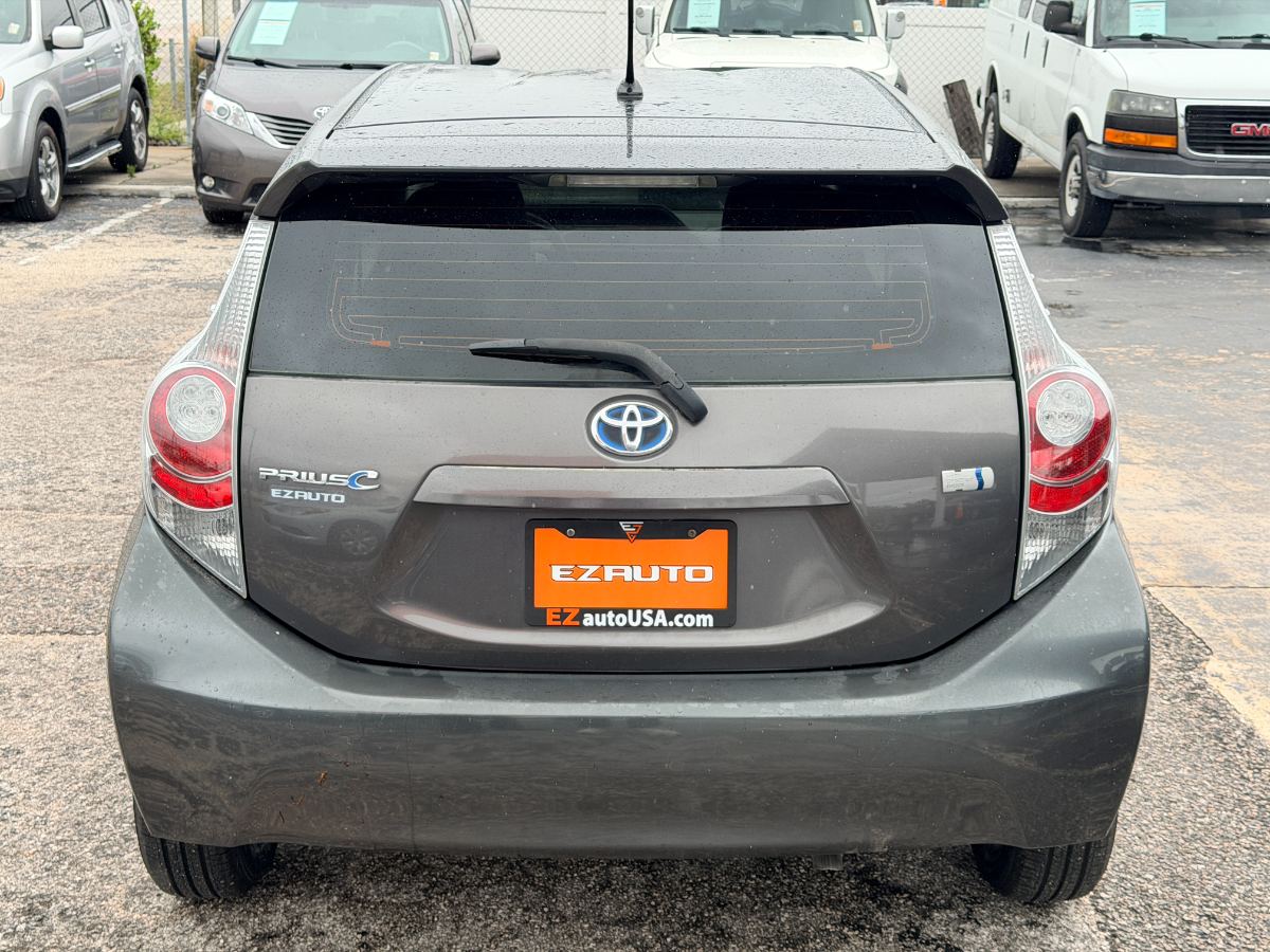 2014 Toyota Prius c photo 6