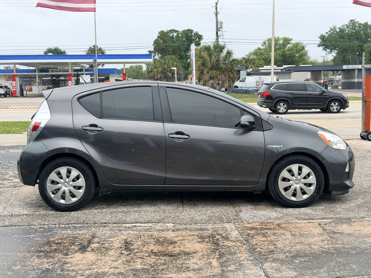 2014 Toyota Prius c photo 7