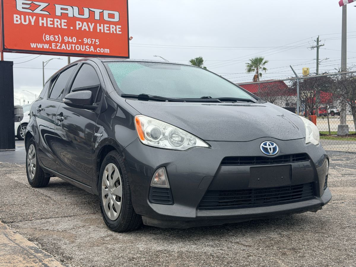 2014 Toyota Prius c photo 8