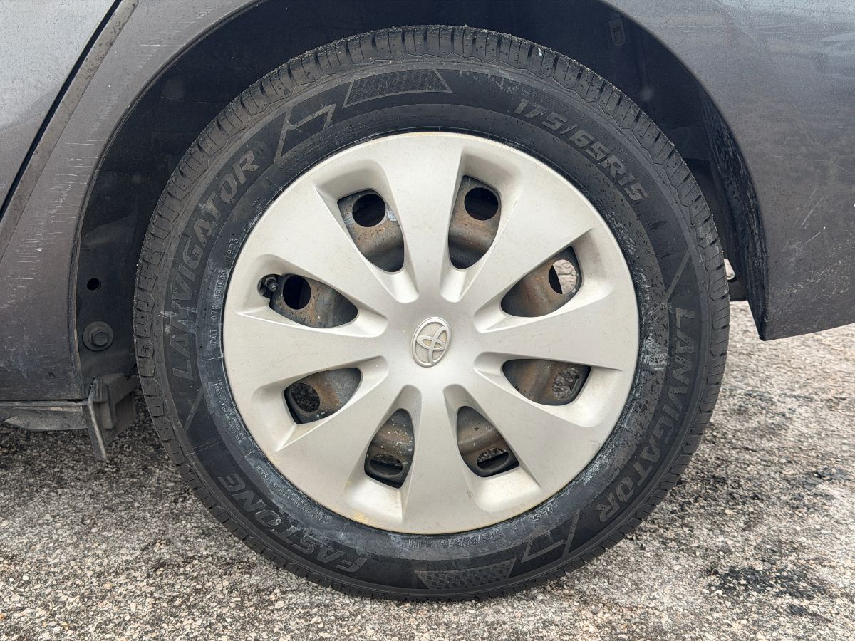 2014 Toyota Prius c photo 10