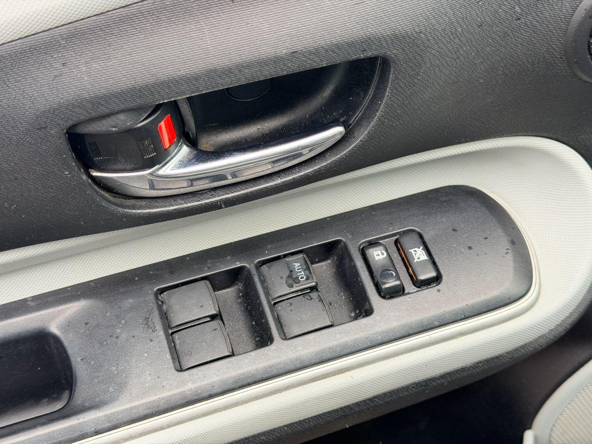 2014 Toyota Prius c photo 11