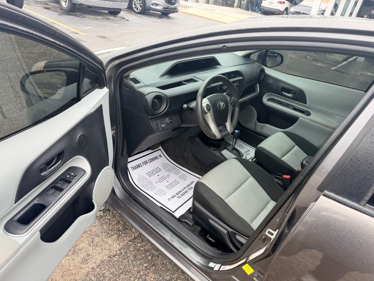 2014 Toyota Prius c photo 12
