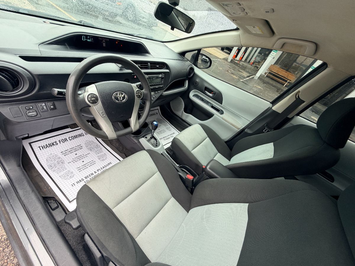 2014 Toyota Prius c photo 13
