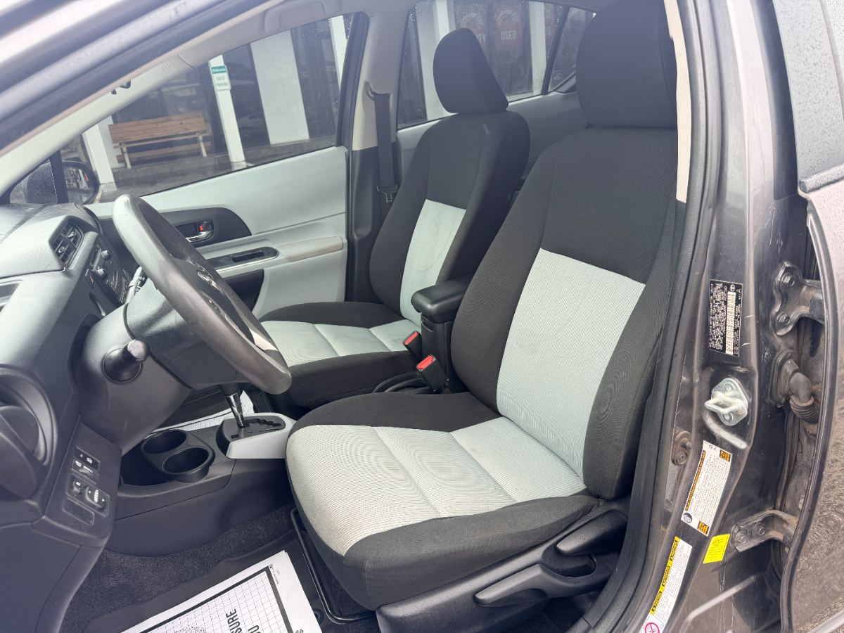 2014 Toyota Prius c photo 14