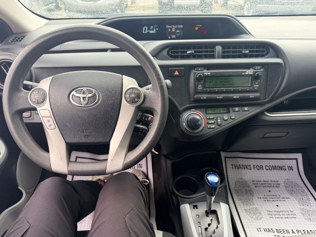 2014 Toyota Prius c photo 15