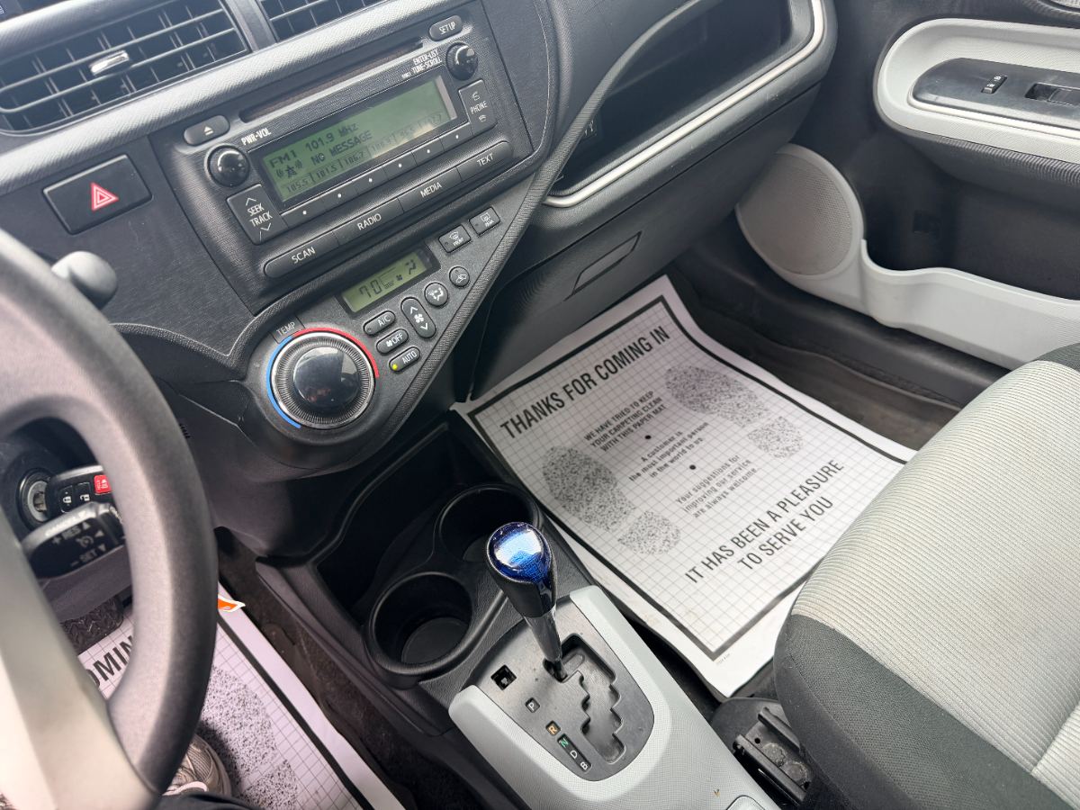 2014 Toyota Prius c photo 16