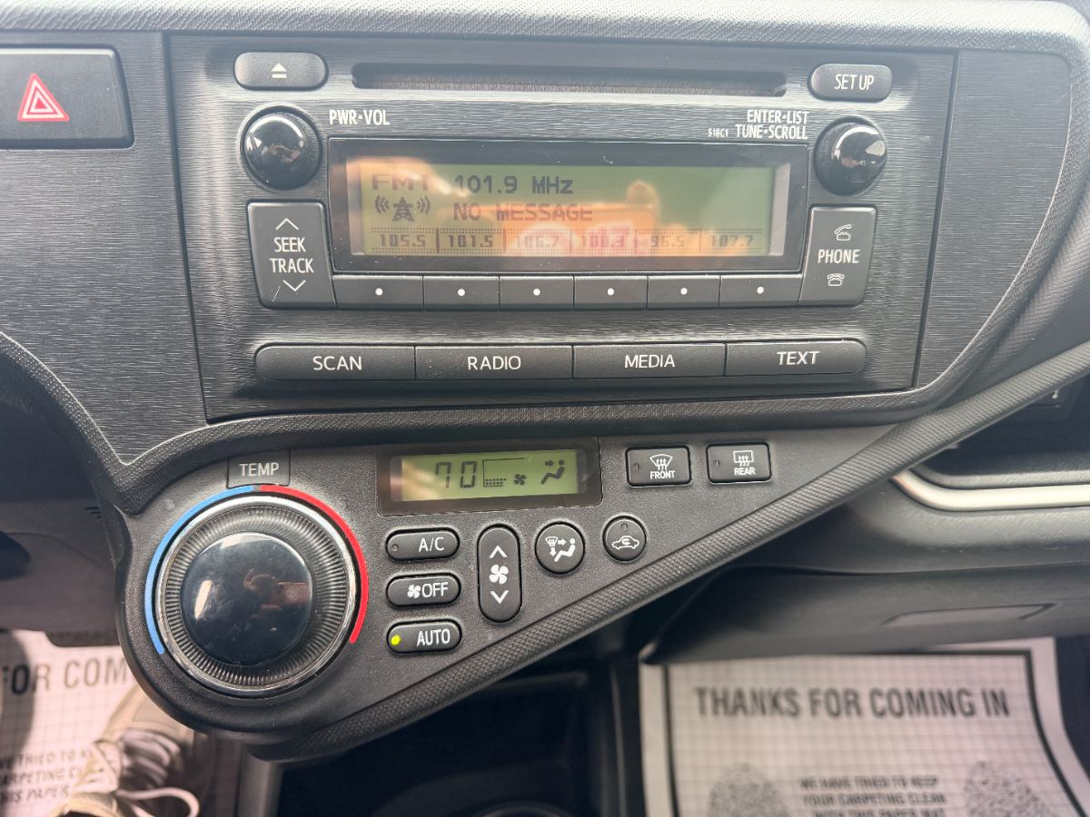 2014 Toyota Prius c photo 17