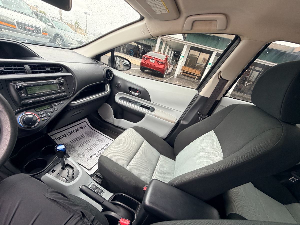 2014 Toyota Prius c photo 18