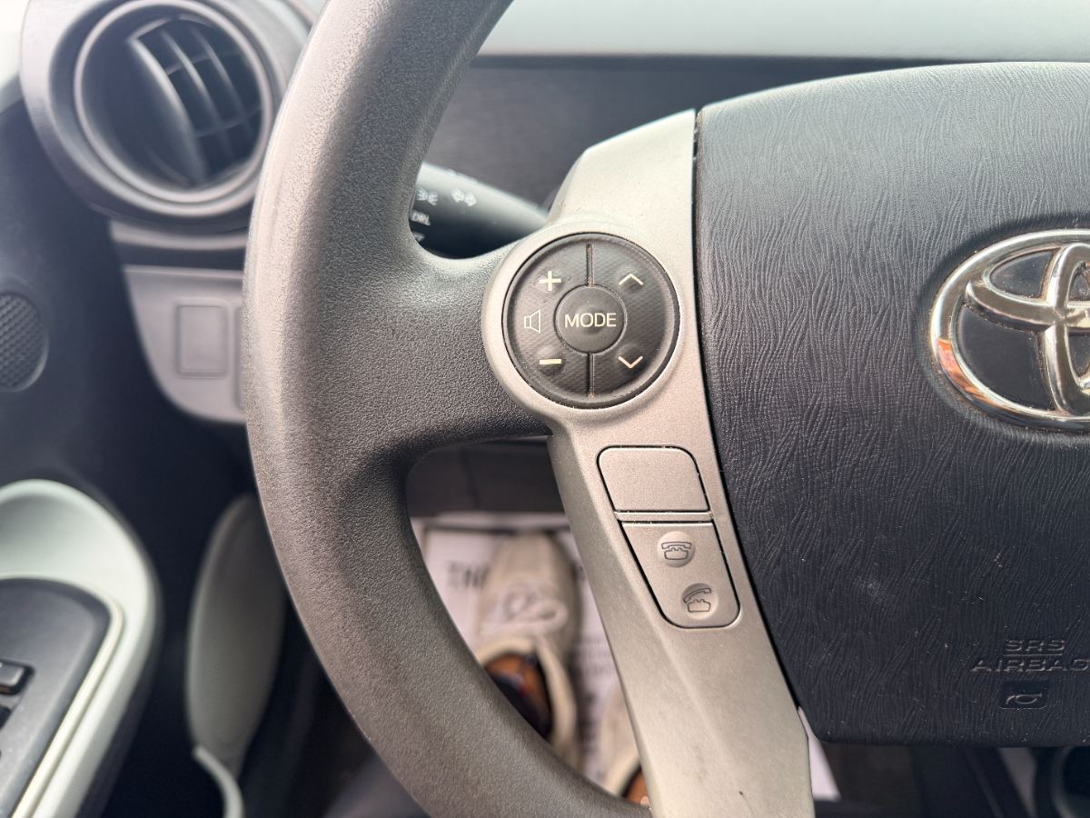 2014 Toyota Prius c photo 19