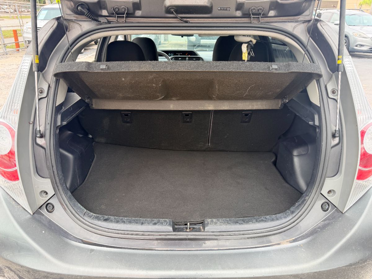 2014 Toyota Prius c photo 21