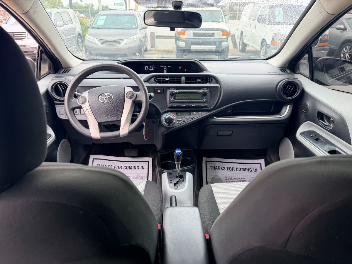 2014 Toyota Prius c photo 22