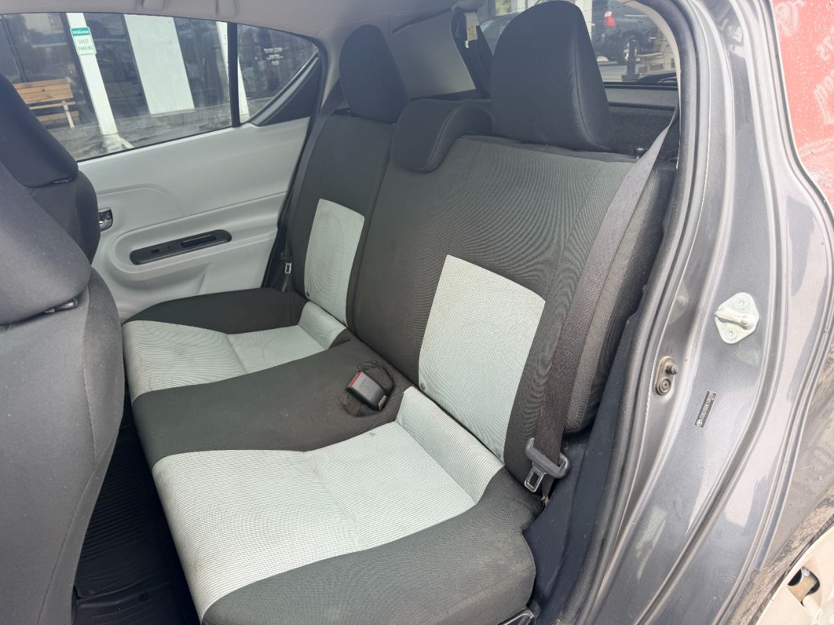 2014 Toyota Prius c photo 23