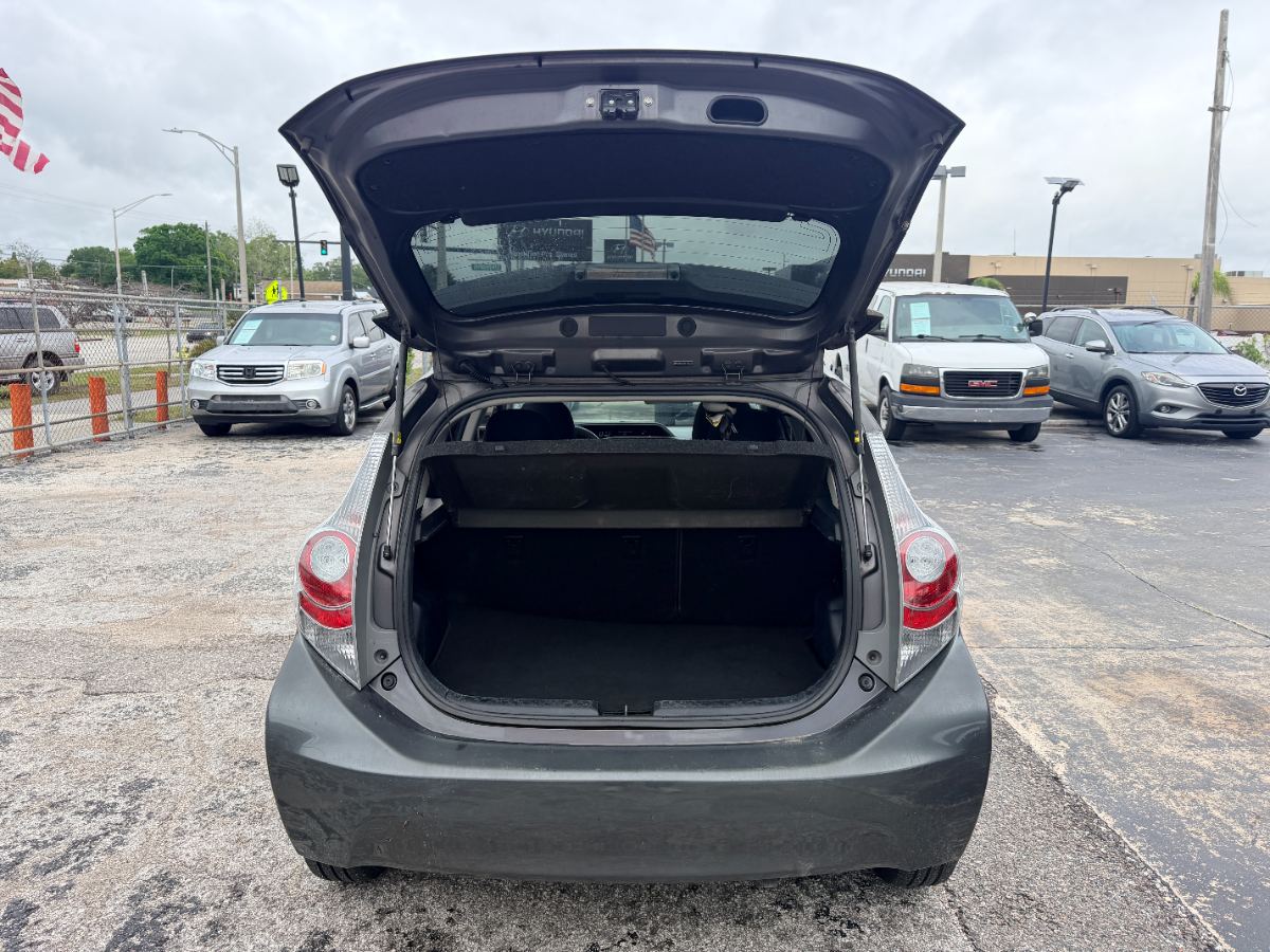 2014 Toyota Prius c photo 24