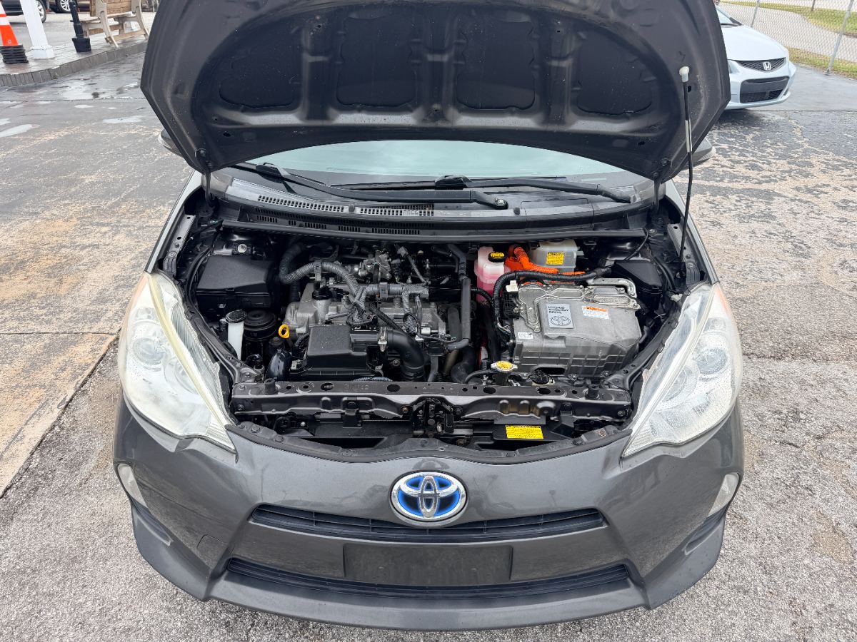 2014 Toyota Prius c photo 25