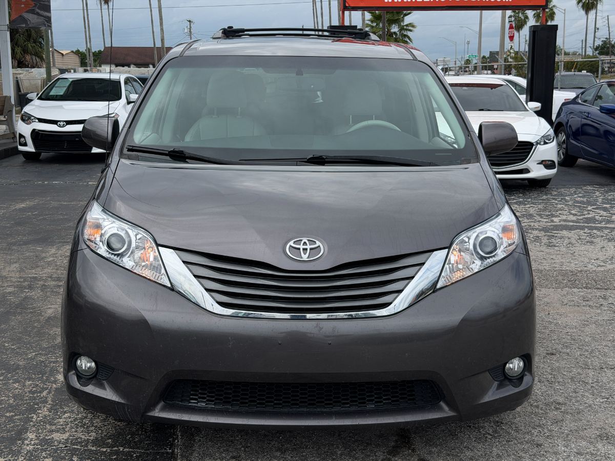2012 Toyota Sienna photo 2