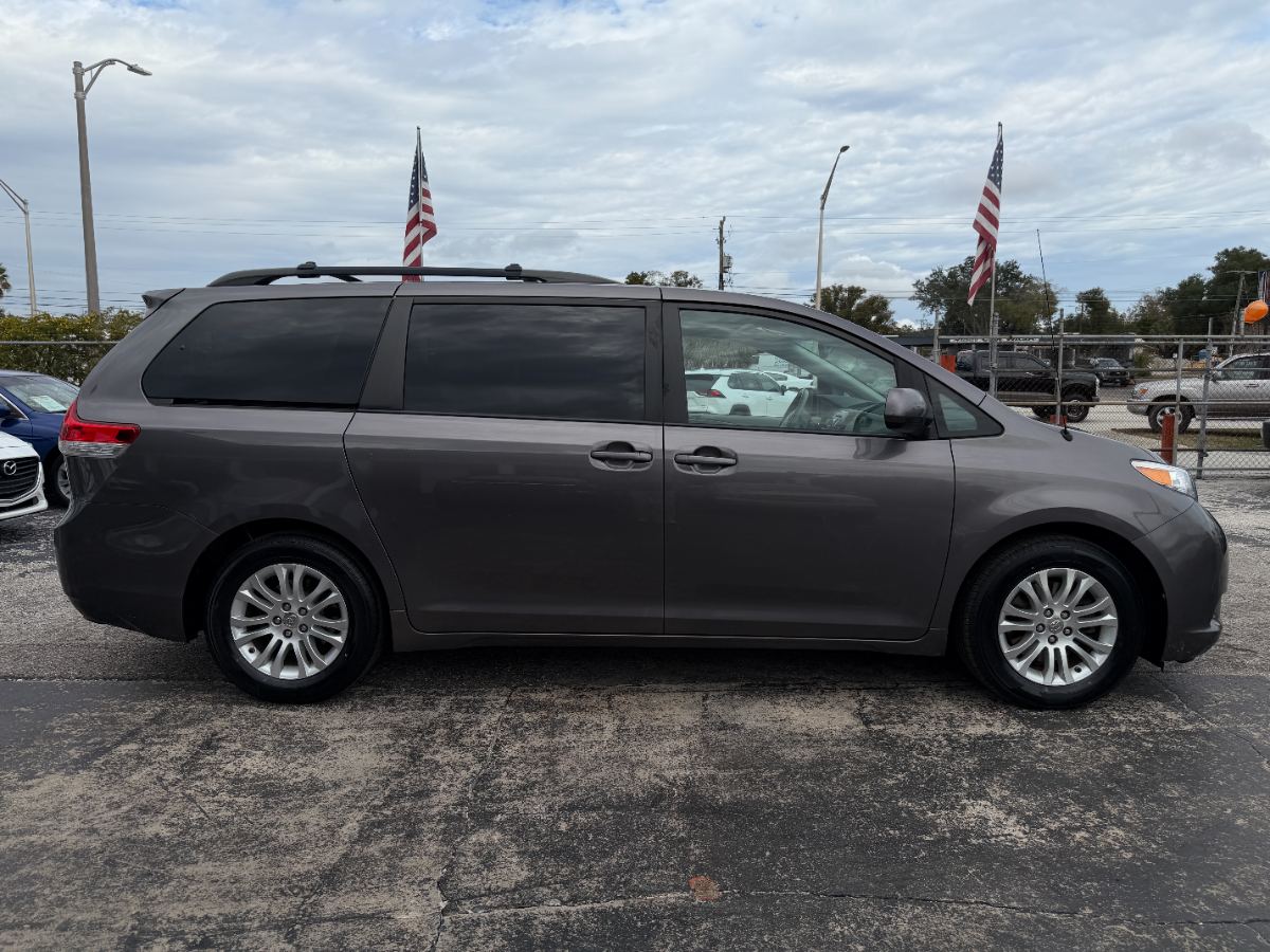 2012 Toyota Sienna photo 8