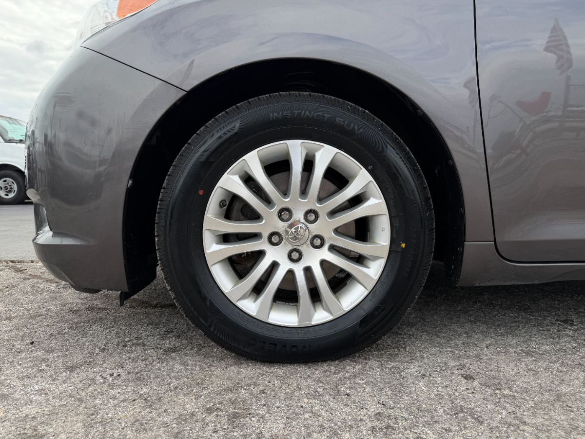 2012 Toyota Sienna photo 10