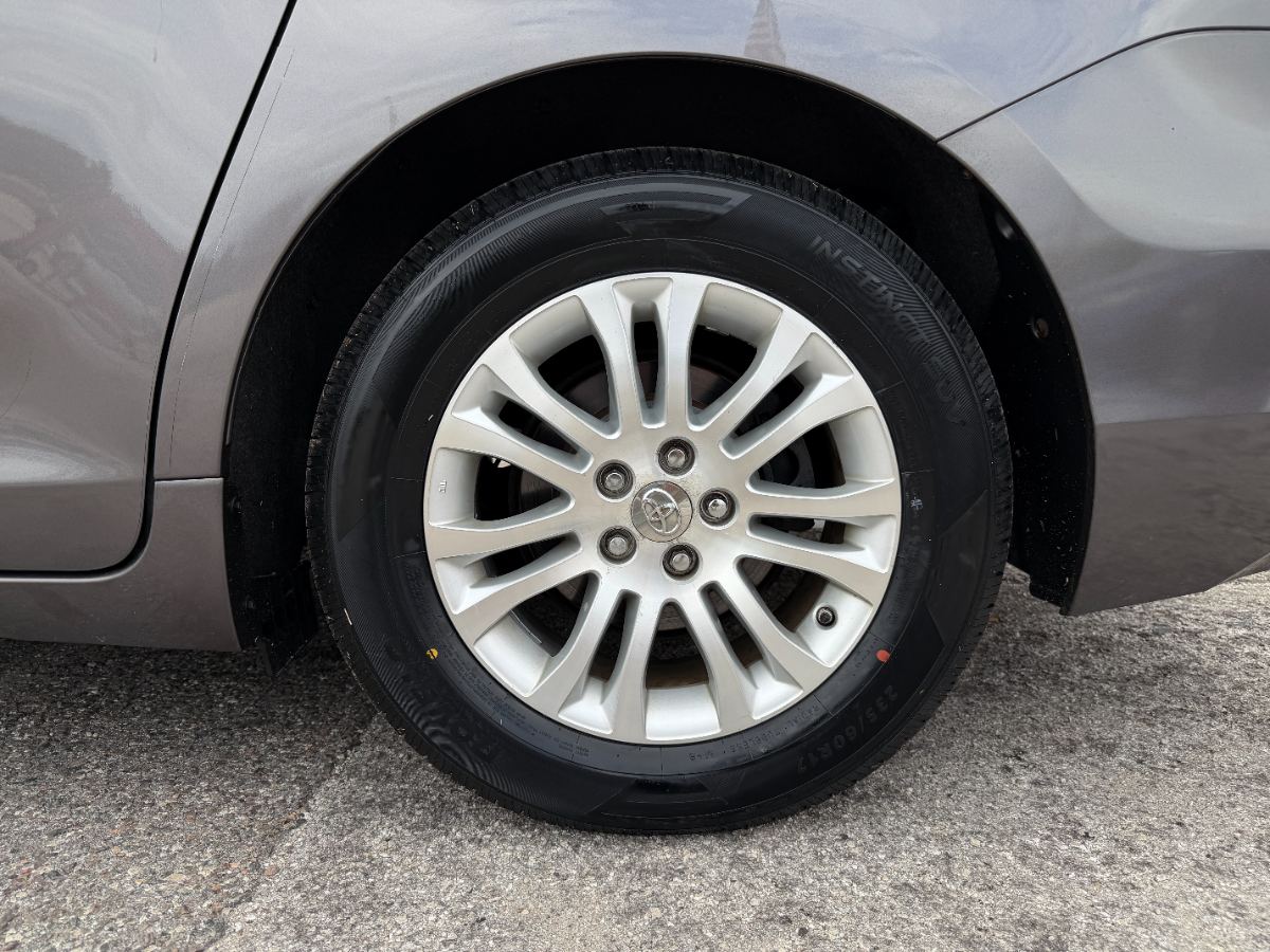 2012 Toyota Sienna photo 11