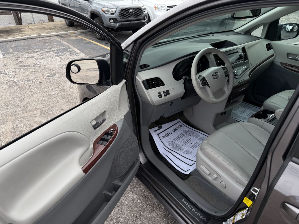 2012 Toyota Sienna photo 12