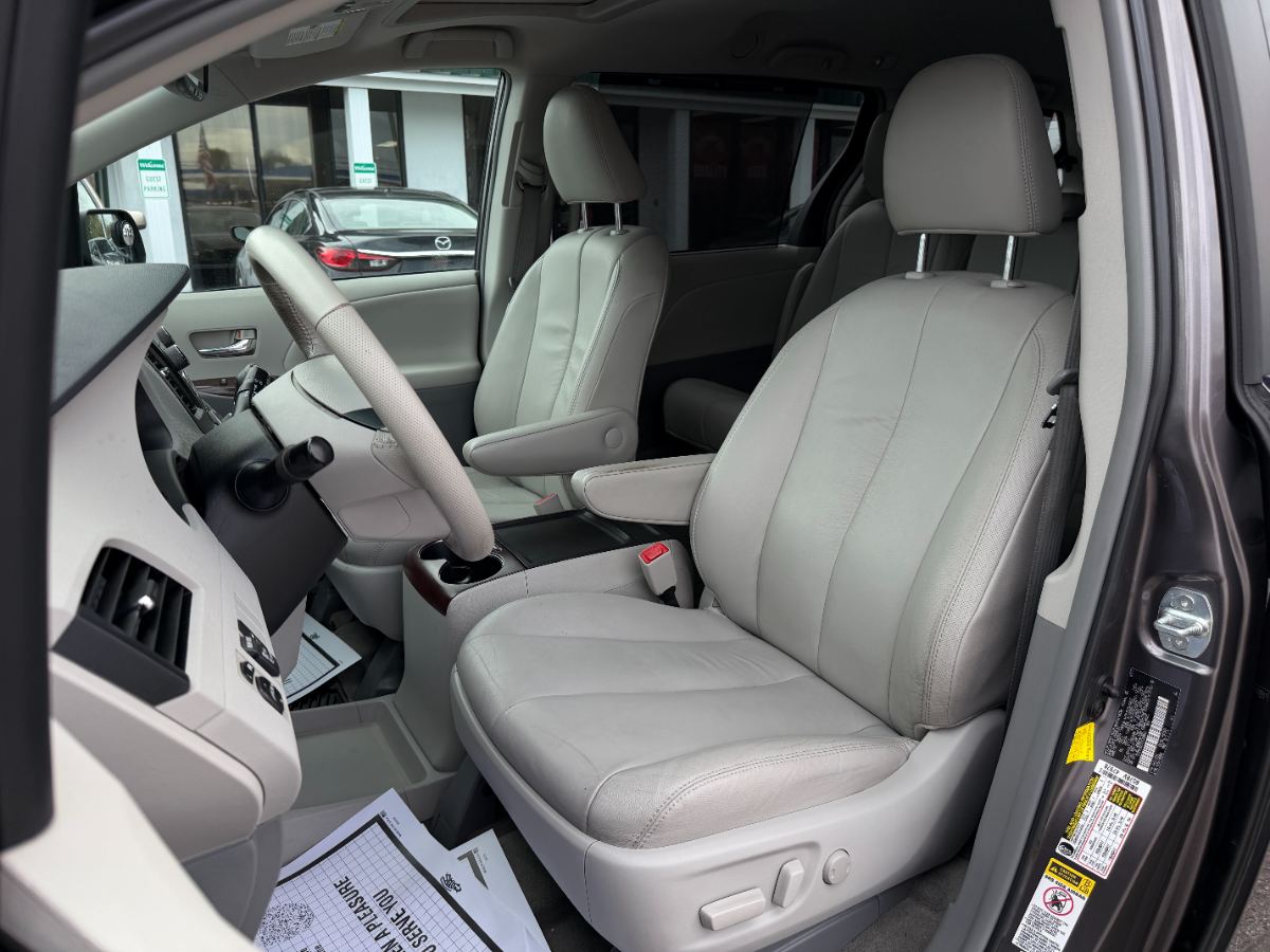2012 Toyota Sienna photo 14