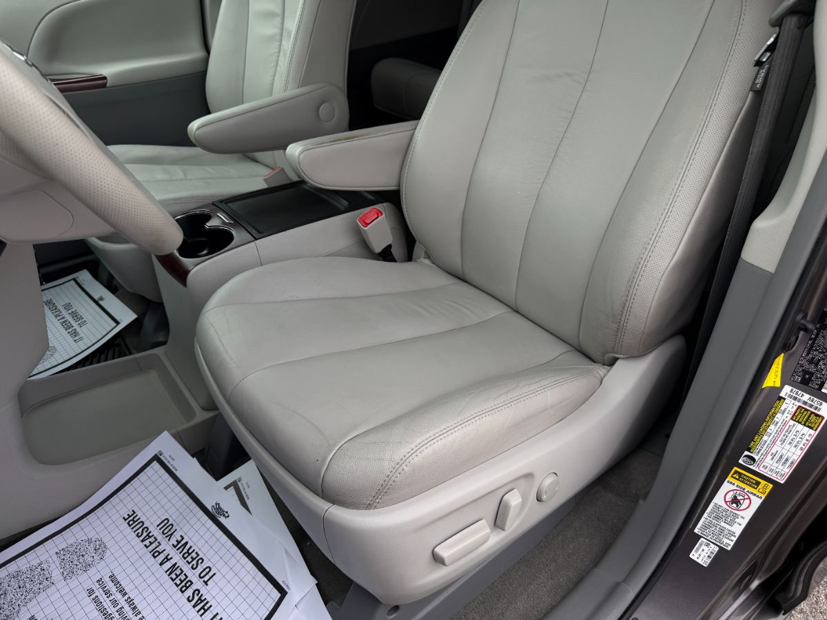 2012 Toyota Sienna photo 15