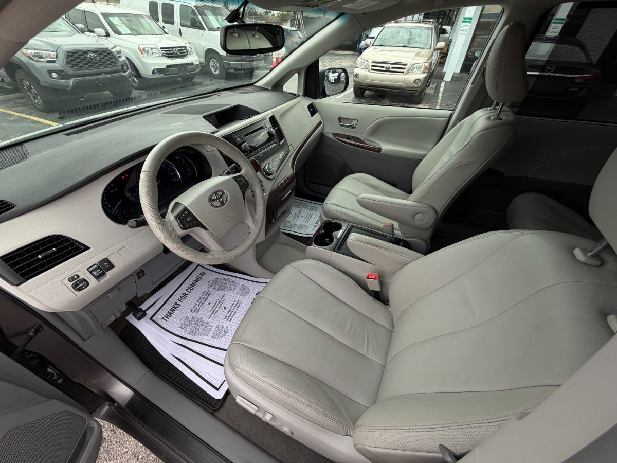 2012 Toyota Sienna photo 16