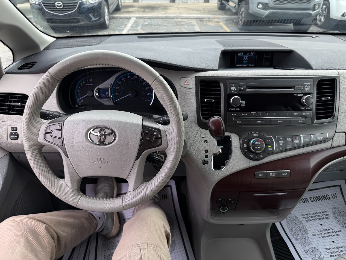 2012 Toyota Sienna photo 17