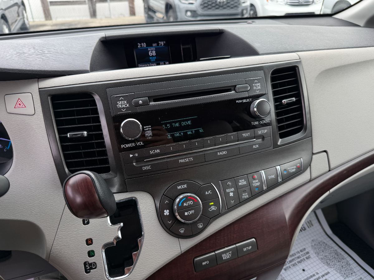 2012 Toyota Sienna photo 19