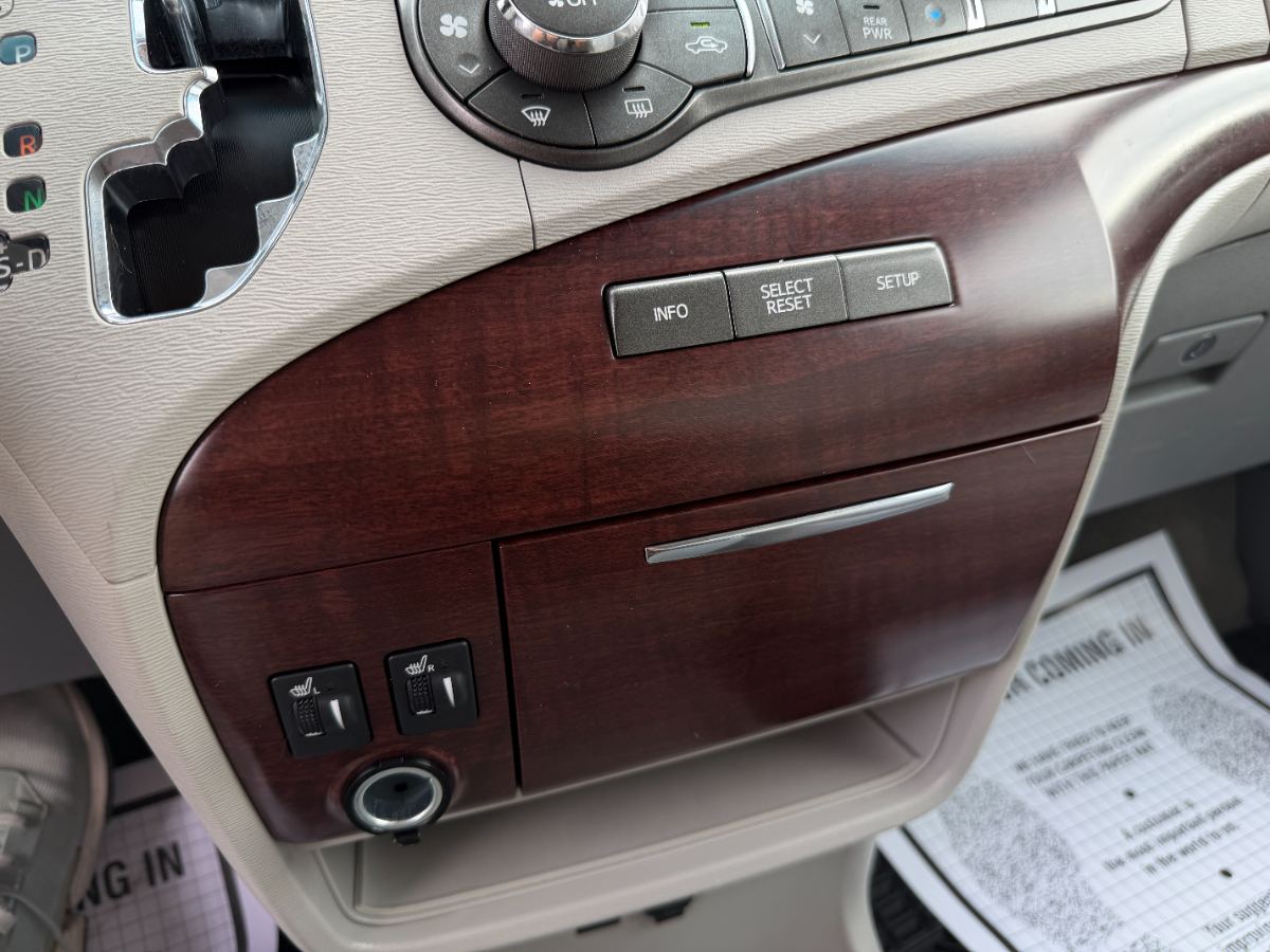 2012 Toyota Sienna photo 24