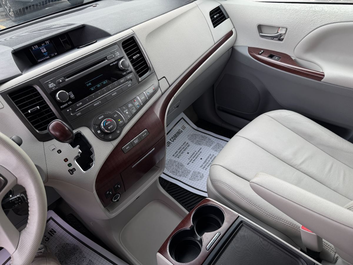2012 Toyota Sienna photo 25