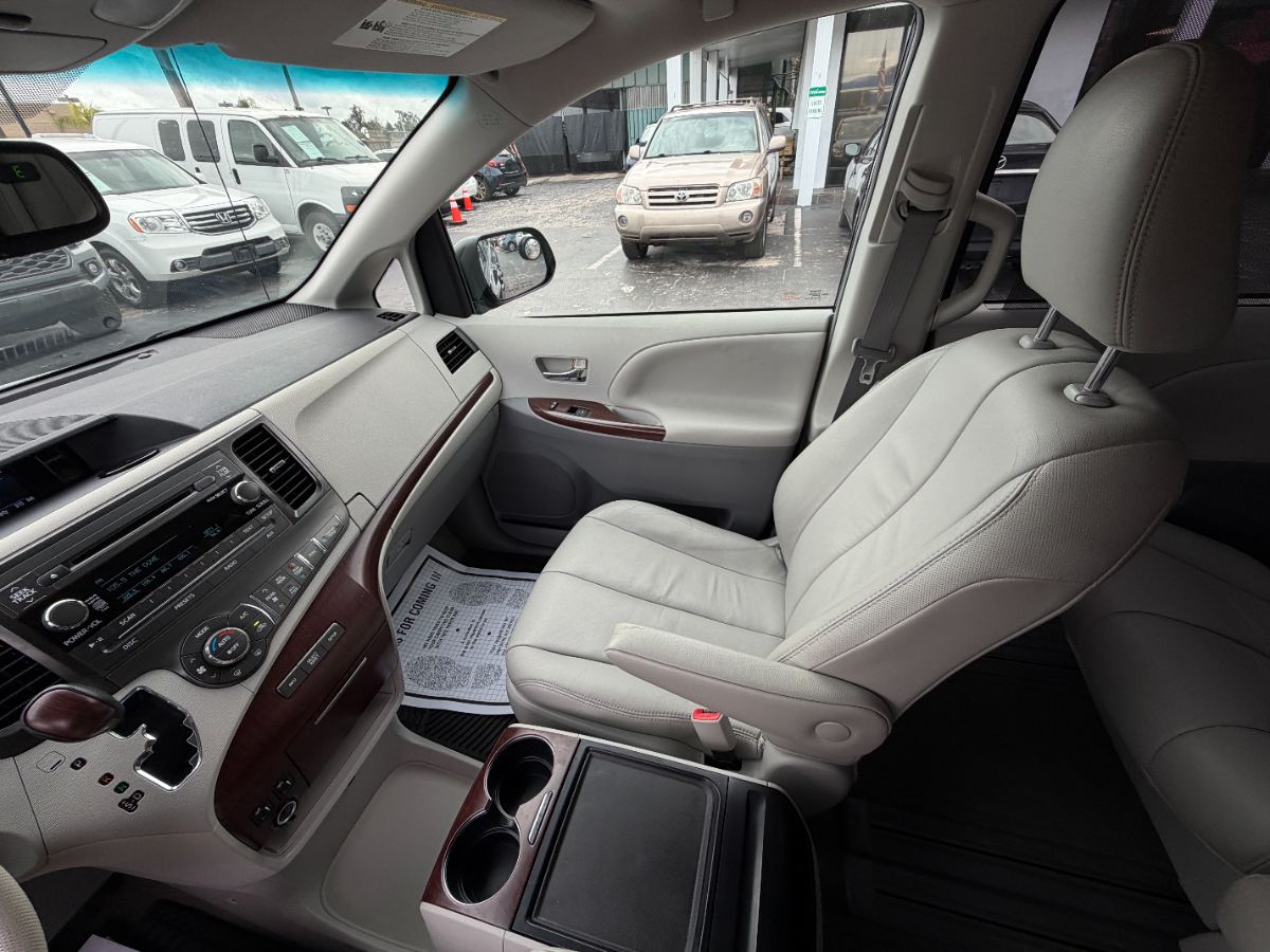 2012 Toyota Sienna photo 26