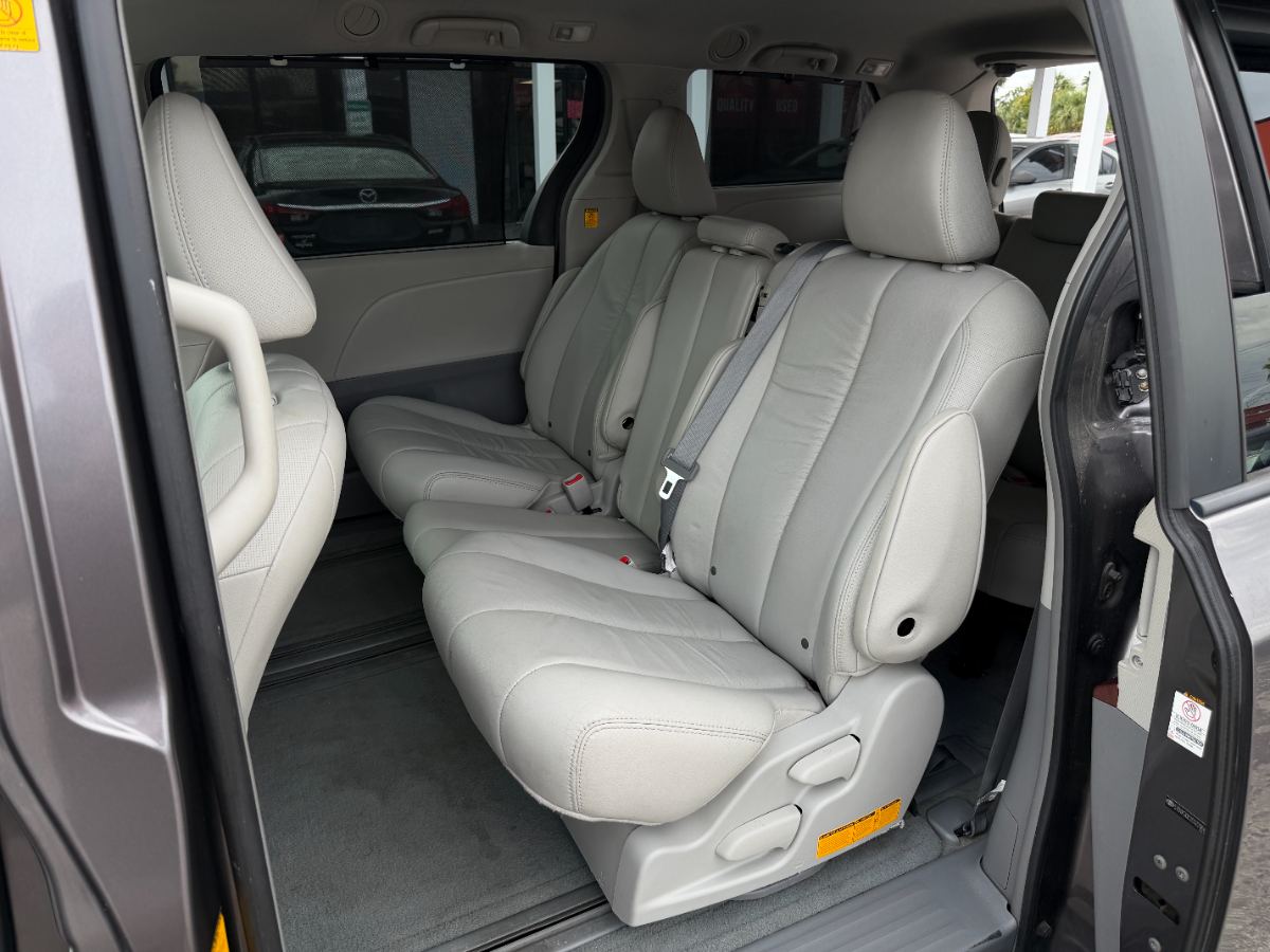 2012 Toyota Sienna photo 27